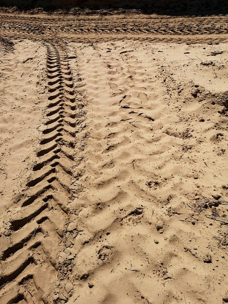 Foto hooghoekbeeld van voetafdrukken op zand