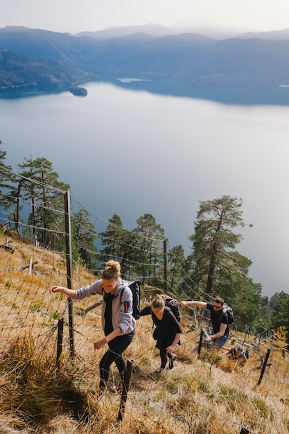 Foto hooghoekbeeld van vrienden die een steile berg beklimmen