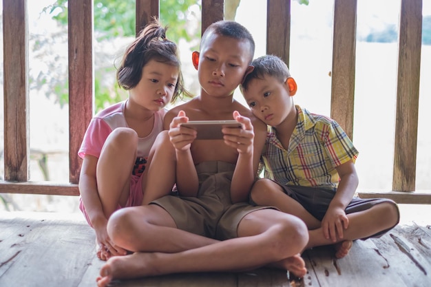 Foto hooghoekbeeld van vrienden die op een mobiele telefoon zitten