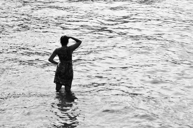 Foto hooghoekbeeld van vrouw die in het meer staat