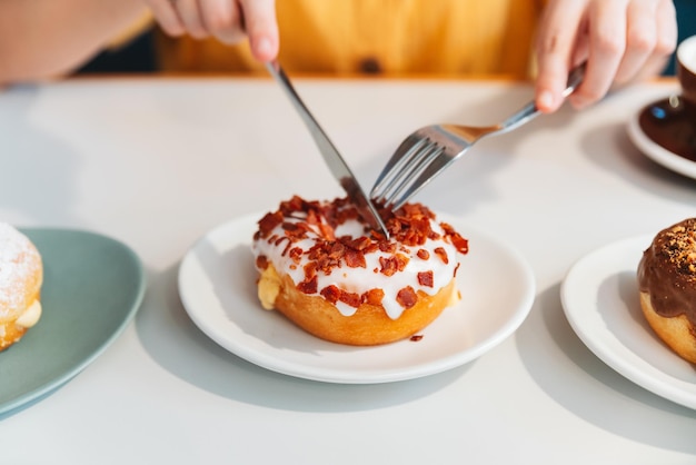 Foto hooghoekbeeld van vrouw die ontbijt op tafel eet