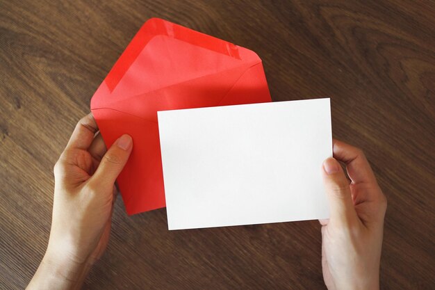 Foto hooghoekbeeld van vrouw die papier op tafel houdt