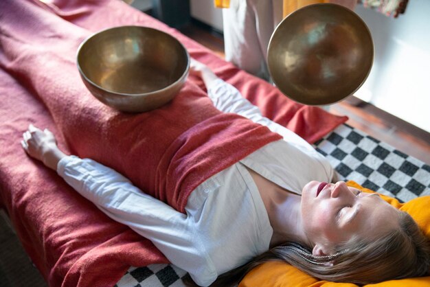 Hooghoekbeeld van vrouw die thuis op tafel ligt