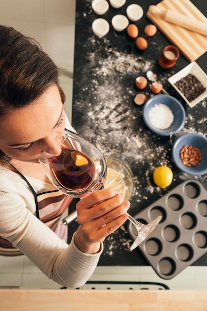 Foto hooghoekbeeld van vrouw die wijn drinkt