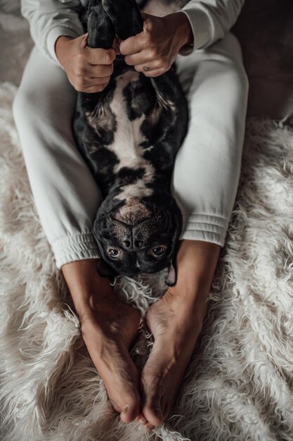 Hooghoekbeeld van vrouw met hond op bed