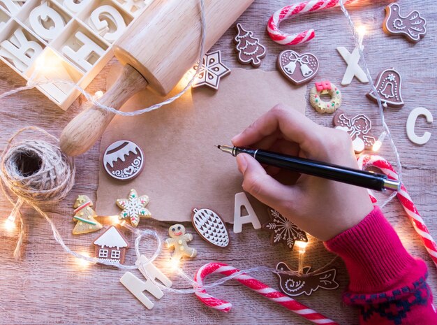 Foto hooghoekbeeld van vrouw met kerstversiering op tafel