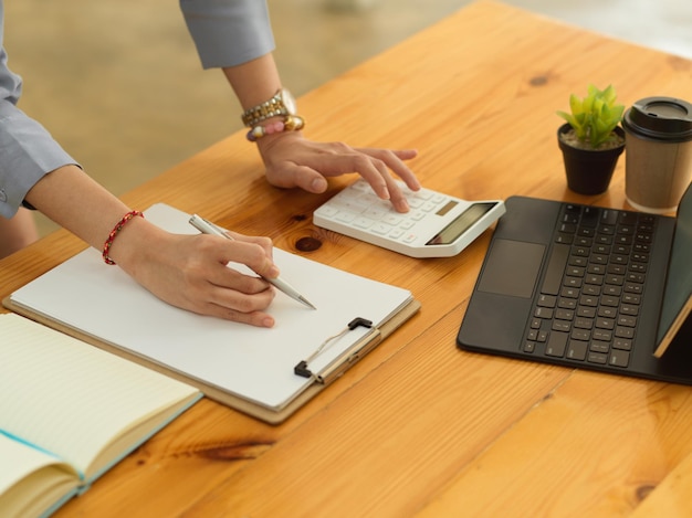 Hooghoekbeeld van vrouw met laptop op tafel