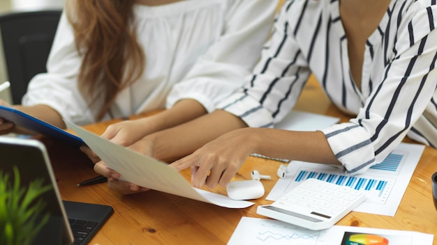 Hooghoekbeeld van vrouw met laptop op tafel