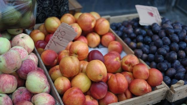 Hooghoekbeeld van vruchten in containers op de markt voor verkoop