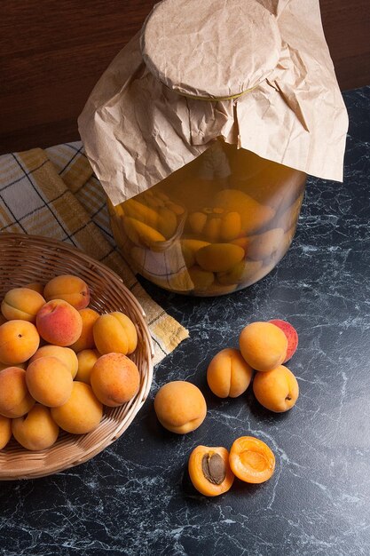 Foto hooghoekbeeld van vruchten in een container op tafel