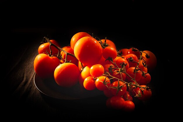 Hooghoekbeeld van vruchten op tafeltomaten