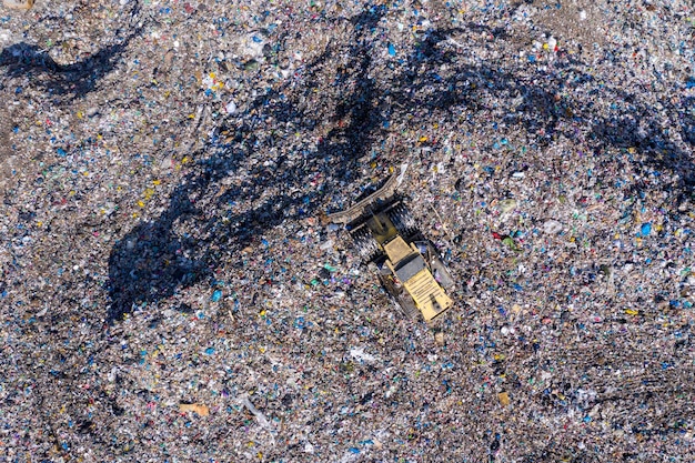 Foto hooghoekbeeld van vuilnis bij de zee
