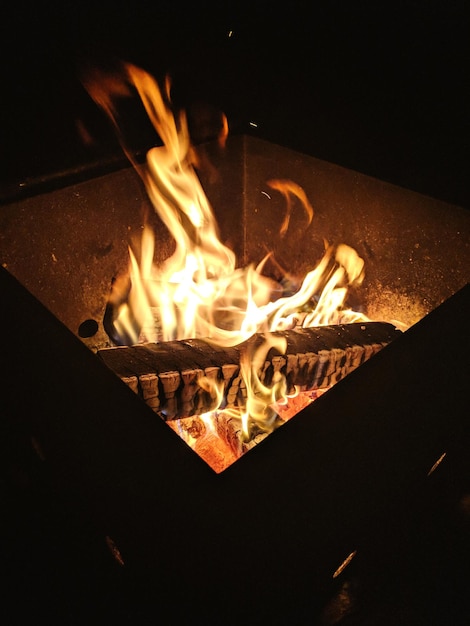 Hooghoekbeeld van vuur op hout's nachts