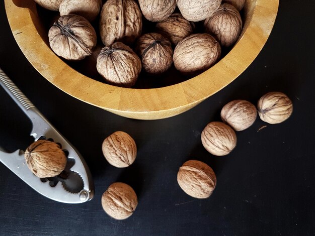 Foto hooghoekbeeld van walnoot op tafel