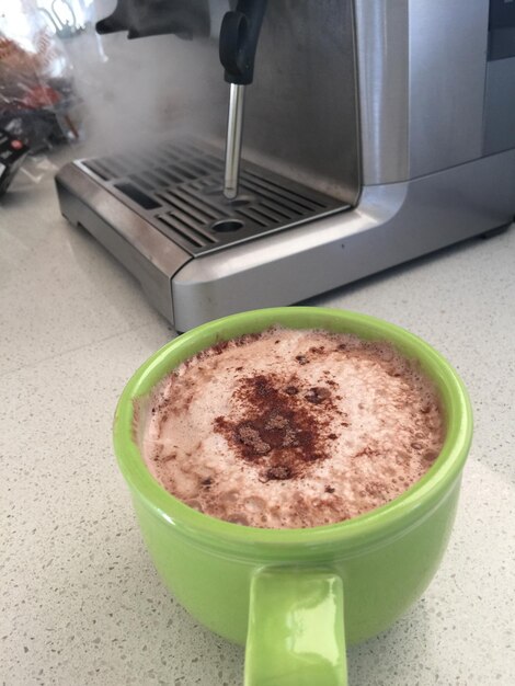 Foto hooghoekbeeld van warme chocolade in een kopje