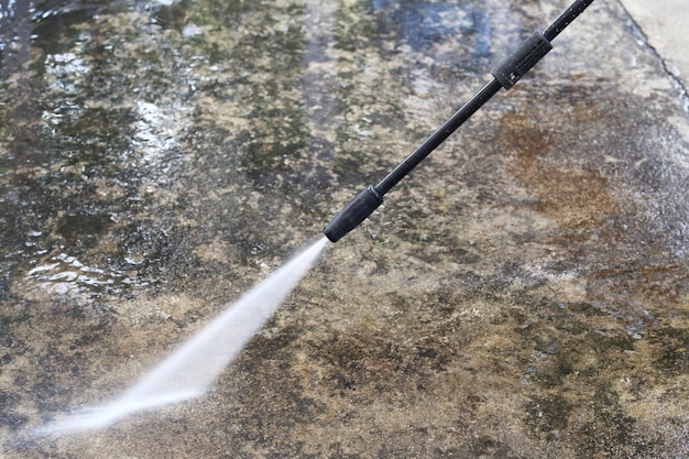 Hooghoekbeeld van water dat op het veld stroomt