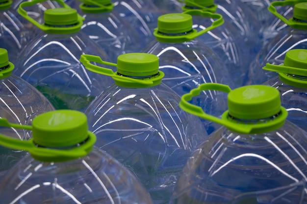 Foto hooghoekbeeld van water in glas op tafel