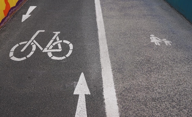 Hooghoekbeeld van wegmarkeringen op straat