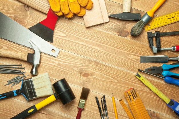 Foto hooghoekbeeld van werktuigen op tafel