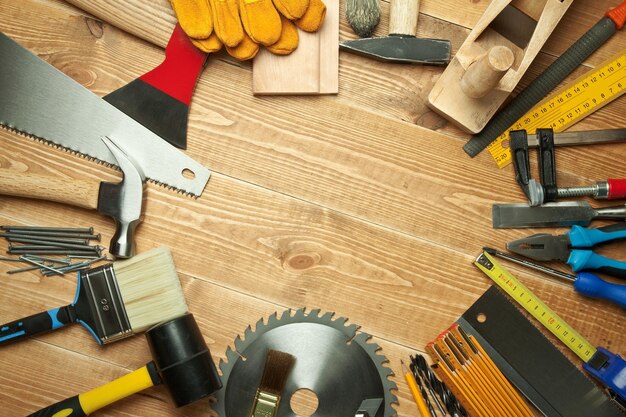 Foto hooghoekbeeld van werktuigen op tafel