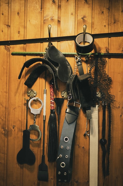 Hooghoekbeeld van werktuigen op tafel