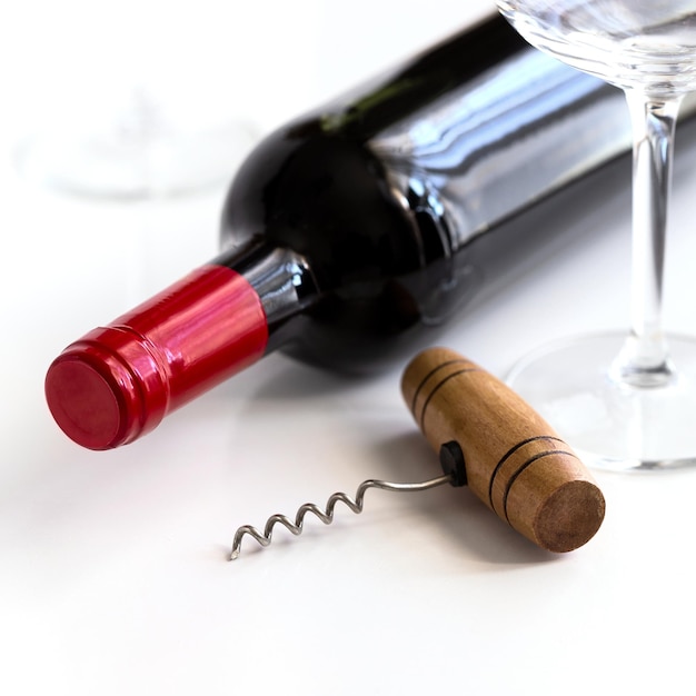 Foto hooghoekbeeld van wijnflessen op tafel