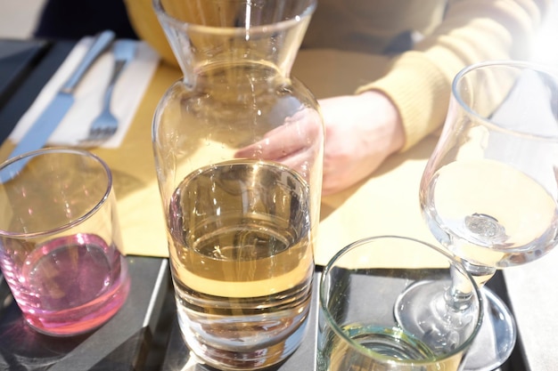 Hooghoekbeeld van wijnglazen op tafel