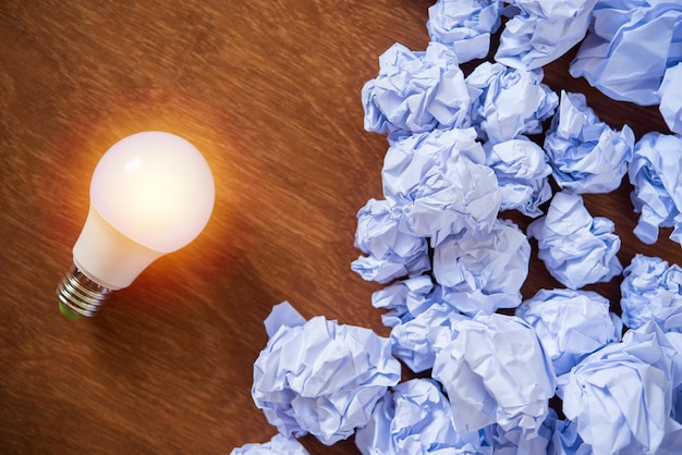 Hooghoekbeeld van wit verlicht papier op tafel