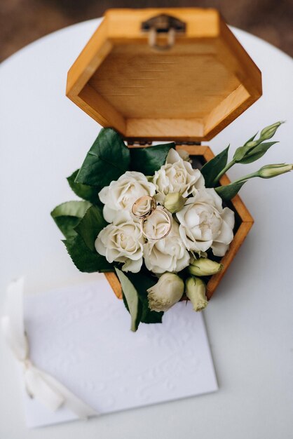 Foto hooghoekbeeld van witte roos op tafel