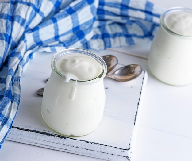 Foto hooghoekbeeld van yoghurt op tafel