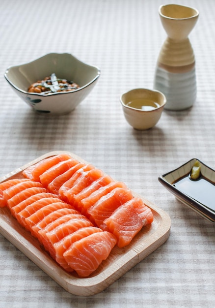 Hooghoekbeeld van zalm sashimi geserveerd op tafel