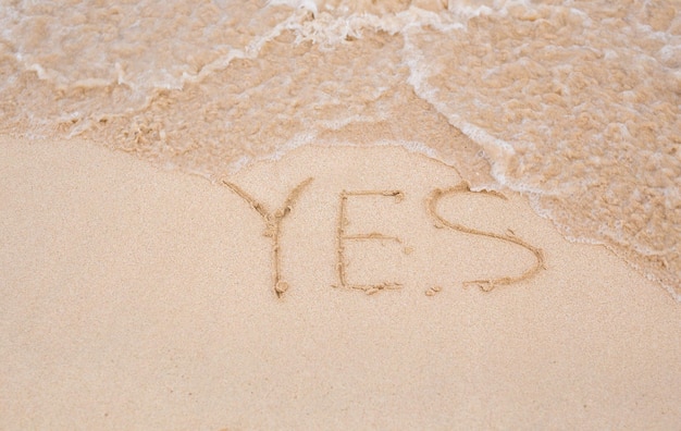 Hooghoekbeeld van zand op het strand