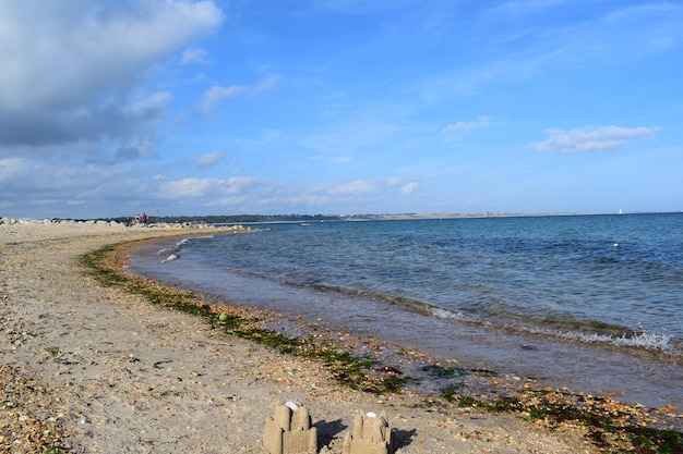 Hooghoekbeeld van zandkastelen op het strand