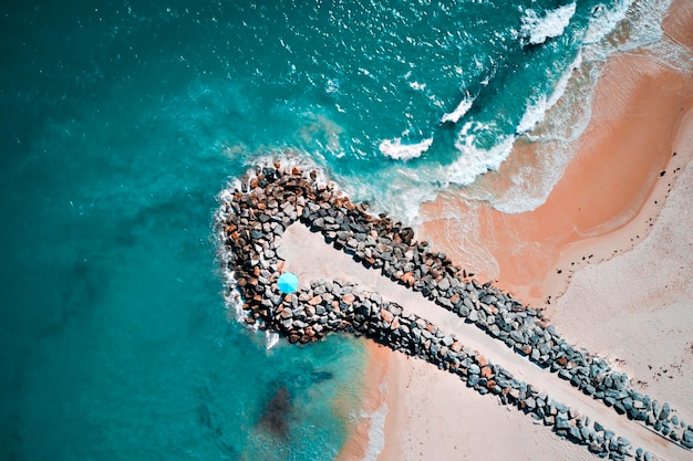 Hooghoekbeeld van zeegolven op het strand