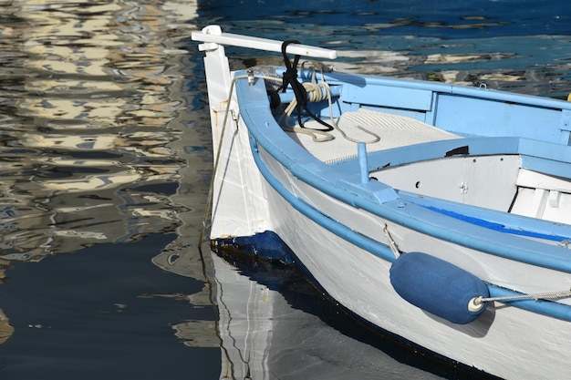 Foto hooghoekbeeld van zeilboten die in de haven zijn aangemeerd