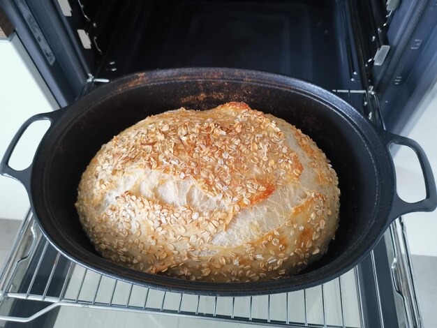 Foto hooghoekbeeld van zelfgemaakt brood in owen