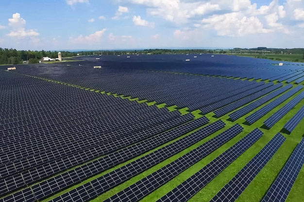 Hooghoekbeeld van zonnepaneel op het veld tegen de lucht