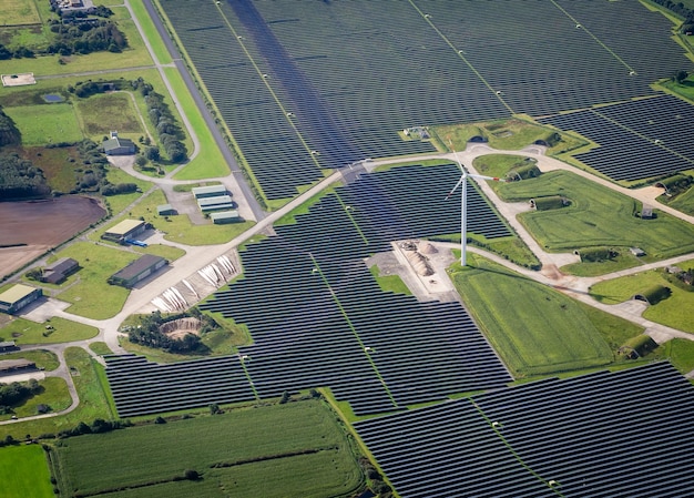 Hooghoekbeeld van zonnepanelen en windturbines op het veld