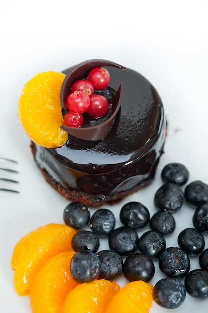 Hooghoekbeeld van zwarte bessen met dessert op bord