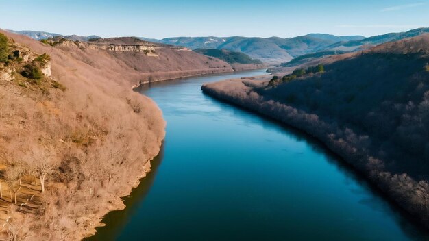 Hooghoekfoto van een grote rivier omringd door met bomen bedekte heuvels