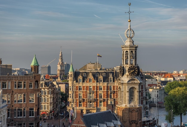 Hooghoekfoto van het stadsbeeld tegen de lucht