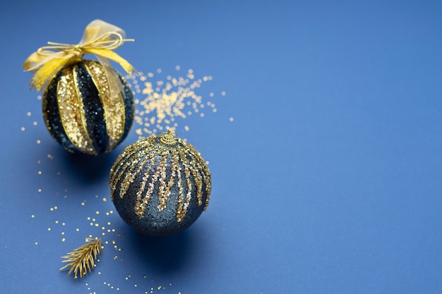 Hooghoekige feestelijke kerstversieringen met kopieerruimte