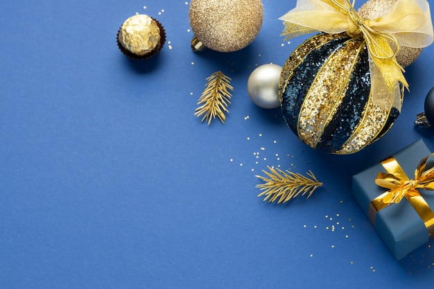 Hooghoekige feestelijke kerstversieringen met kopieerruimte
