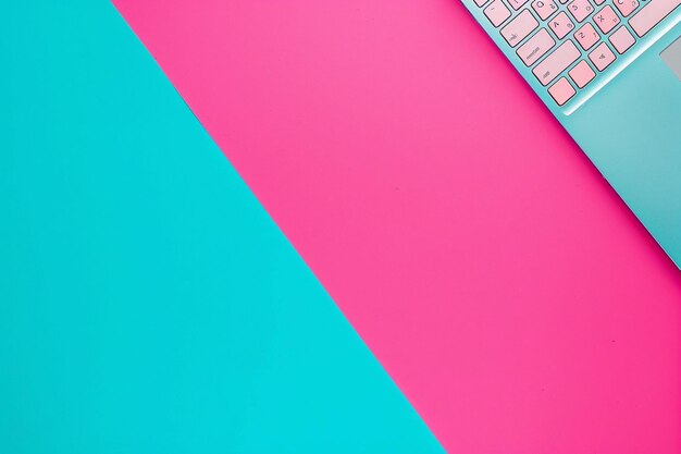 Hooghoekige roze en blauwe toetsenbord op het bureau