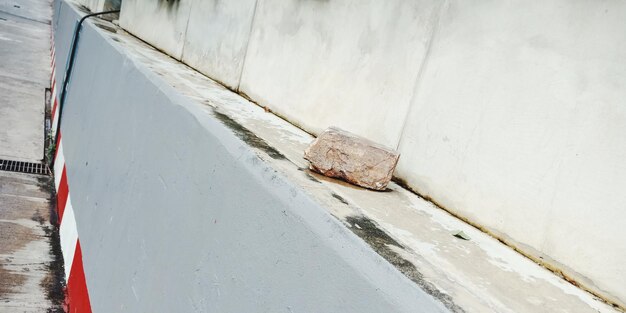 Hooghoekse weergave van de witte muur per gebouw