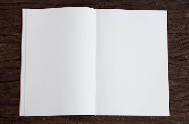 Foto hooghoekse weergave van een open boek op tafel