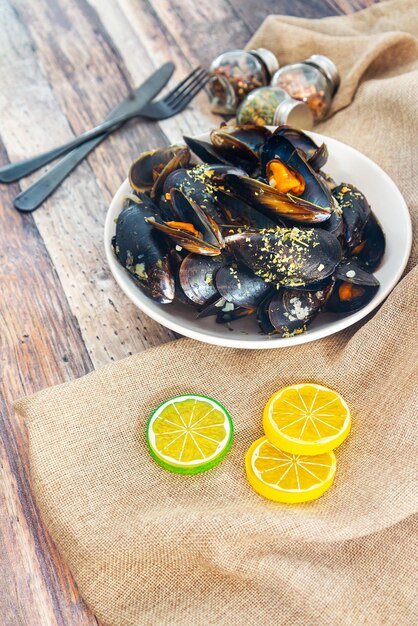 Hooghoekse weergave van fruit op een bord op tafel