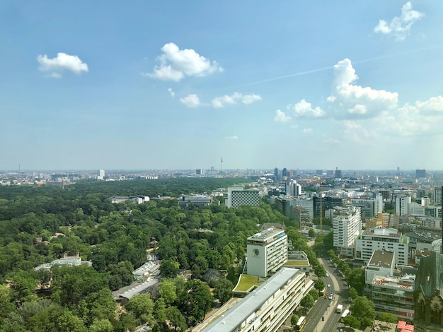 Hooghoekse weergave van gebouwen tegen de lucht