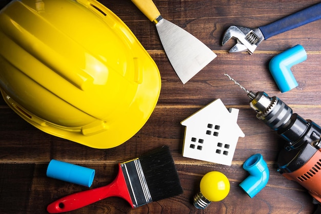 Hooghoekse weergave van hardhats en apparatuur op tafel