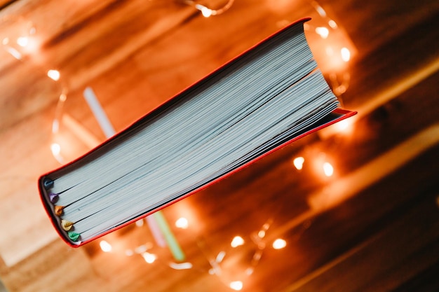 Foto hooghoekse weergave van het boek door verlichte lichten op tafel